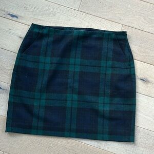 Banana republic  lined skirt. Polyester/wool
Zips on side.  Pockets